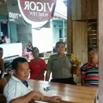 Duduk Santai Bersama Warga Binaannya, Bhabinkamtibmas tak Lupa Sampaikan Pesan Kamtibmas