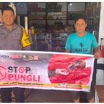 Bhabinkamtibmas Ajak Warga Desa Binaannya Bentang Spanduk Saber Pungli