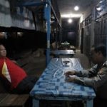 Ciptakan Situasi yang Kondusif, Anggota Polsek Mukok Laksanakan Patroli Malam