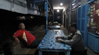 Ciptakan Situasi yang Kondusif, Anggota Polsek Mukok Laksanakan Patroli Malam