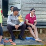 Bhabinkamtibmas Ngobrol Santai Bersama Warga Sembari Sisipkan Pesan Kamtibmas