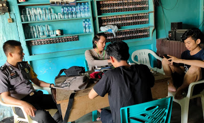 Briptu Margun Riandra Sampaikan Bijak Bermedsos Kepada Pemuda yang Ditemui