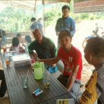 Sambangi Warga yang Sedang Bersantai Briptu Roy Hermanto Himbau Jangan Percaya Hoax