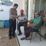 Bripka Kornelis Bagikan Selebaran Kamtibmas Kepada Masyarakat