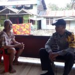Brigpol Lasro Simandalahi Sambangi Rumah Bapak Tiru di Dusun Sei Bungkang