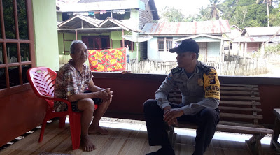 Brigpol Lasro Simandalahi Sambangi Rumah Bapak Tiru di Dusun Sei Bungkang
