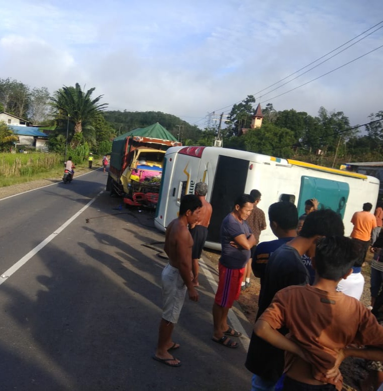 BREAKING NEWS : Truck Bertabrakan dengan Bus Sekolah di Jalan Tayan-Batang Tarang, Seorang Pelajar Dikabarkan Meninggal