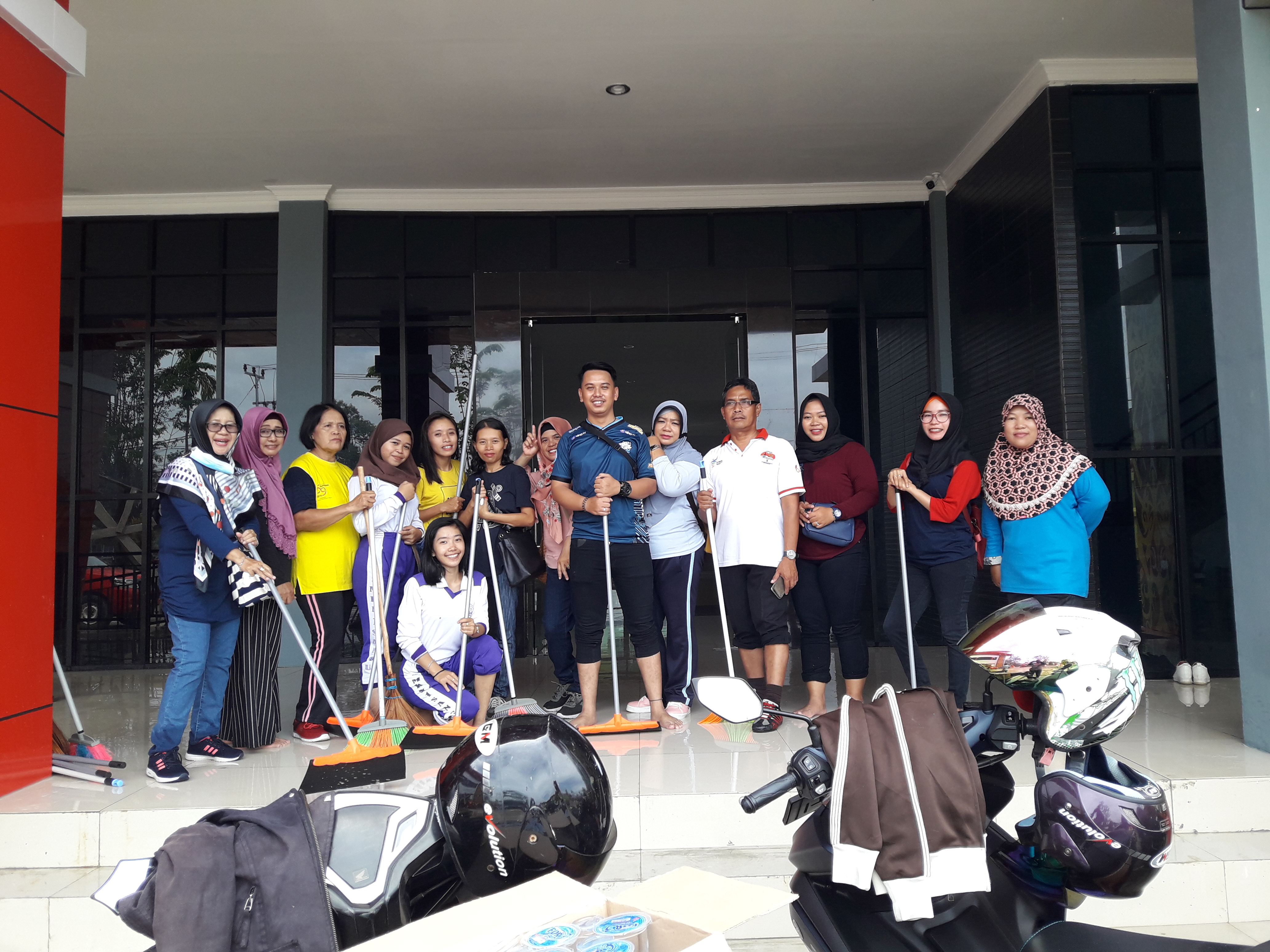 Jumat Bersih, Kadis DKP beserta Staf Membersihkan Gedung Perpustakaan Baru.