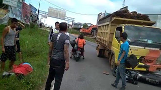 Laka Lantas Truk dan Sepeda Motor di Jalan Trans Kalimantan