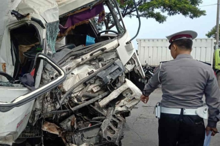 Tabrakan bus sekolah vs truk, seorang siswa SD meninggal