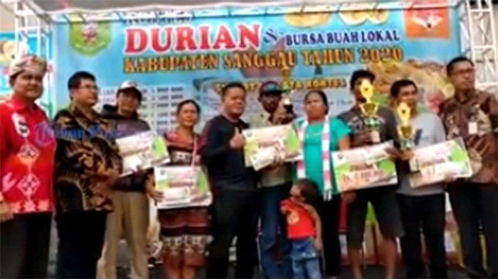 VIDEO: Bupati Sanggau Serahkan Hadiah kepada Pemenang Kontes Durian
