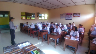 Bripka Gunawan Setiawan Sosialisasikan Penerimaan Anggota Polri di SMA 1 Desa Kawat