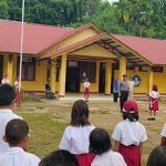 Brigpol Novi Iswandi Pimpin Pelaksanaan Upacara Bendera di SDN 07 Bantan