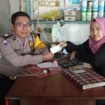 Brigpol Mardiansyah Berikan Kartu Nama Kepada Warga