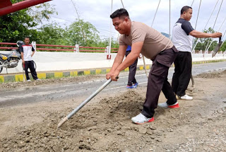 Polsek Entikong Bersihkan Tumpukan Batu Kerikil di Jembatan Perbatasan