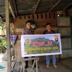 Jangan Membuka Lahan Dengan Cara di Bakar Disampaikan Bhabinkamtibmas Menggunakan Spanduk