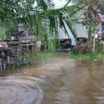 Paskas bersama Kanit Binmas dan Bhabinkamtibmas Polsek Tayan Hilir Salurkan Bantuan Beras