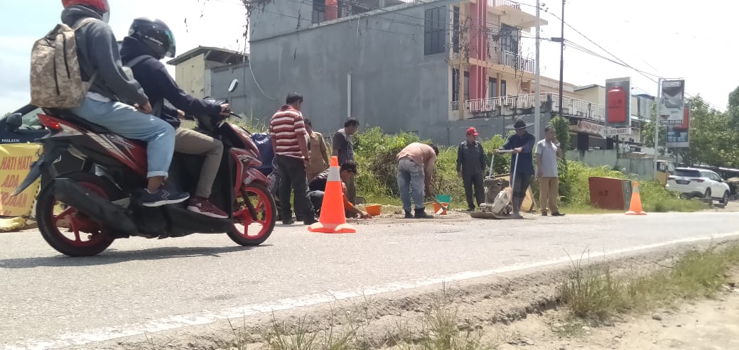 Dinas Bina Marga Tambal Lubang Jalan di Kota Sanggau