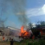 BREAKING NEWS : Sebuah Rumah di Desa Kawat, Tayan Hilir Terbakar