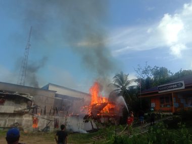 BREAKING NEWS : Sebuah Rumah di Desa Kawat, Tayan Hilir Terbakar