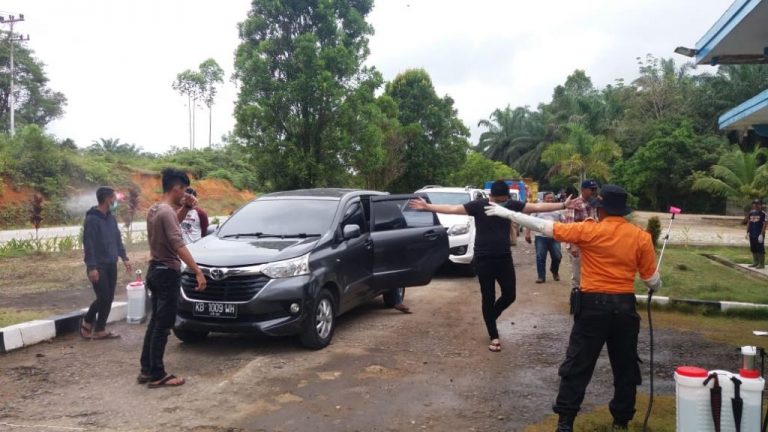 Penyemprotan Disinfectant pada kendaraan yang keluar masuk Kab.Sanggau – Dinas Kesehatan