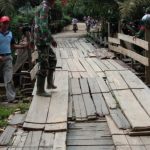 Rangkaian TMMD Kodim 1204 Sanggau bongkar jembatan penghubung