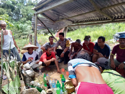 Bhabinkamtibmas Hadiri Prosesi Adat Tolak Bala Virus Corona di Desa Engkode