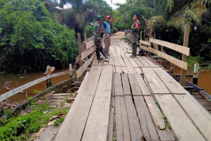 TMMD perbaiki jembatan akses utama warga Sungai Batu