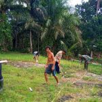 Warga dan Prajurit TNI gotong royong bersih lingkungan di Sekura