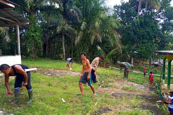 Warga dan Prajurit TNI gotong royong bersih lingkungan di Sekura