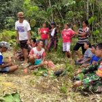 Penuh keakraban, prajurit TMMD bercengkarama bersama warga