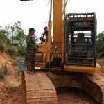 Laksanakan peningkatan jalan, alat berat dikerahkan