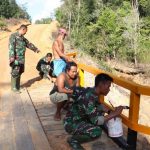 Prajurit dan warga lakukan pengecatan jembatan