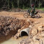 Usai ditimbun, kepadatan gorong-gorong dilaksanakan pengecekan