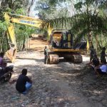 Cek kesiapan excavator, ini dilakukan Sertu Yusuf
