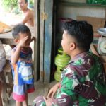 Prajurit Satgas TMMD, kenalkan sosok TNI sejak dini