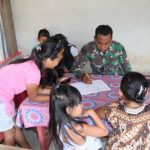 Anak-anak diberikan pelajaran oleh Prajurit Satgas TMMD