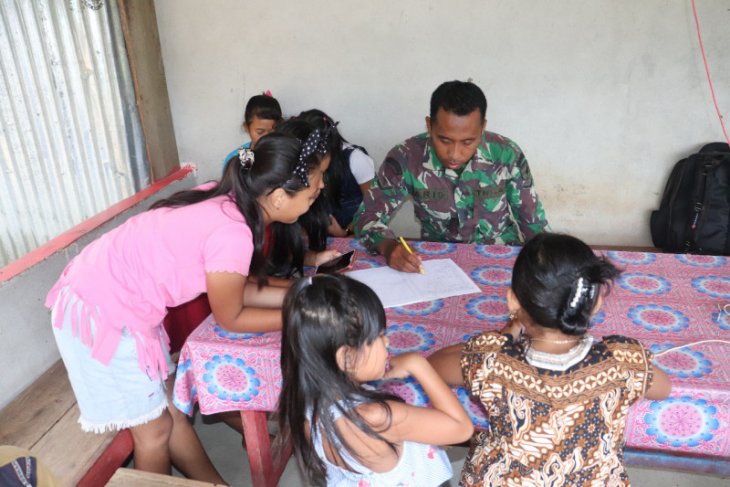 Anak-anak diberikan pelajaran oleh Prajurit Satgas TMMD