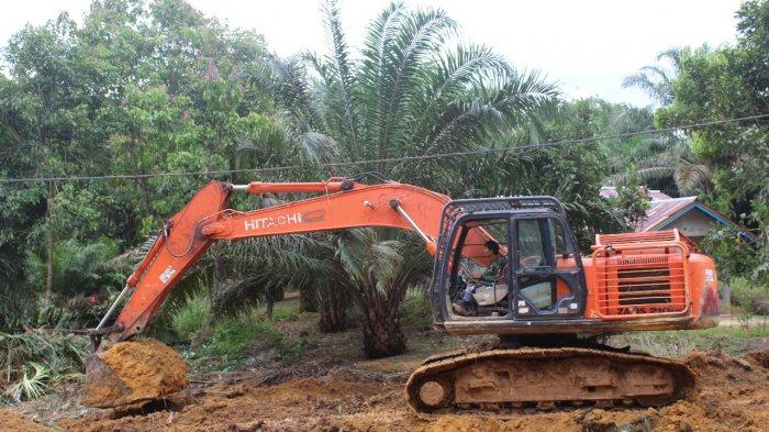Satgas TMMD Kodim Sanggau Kerahkan Alat Berat Untuk Percepat Proses Pengerjaan Jalan di Dusun Sekura