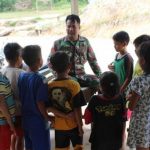 Anggota Satgas TMMD Kodim Sanggau Sempatkan Berbagi Ilmu Dengan Anak-Anak Dusun Sekura