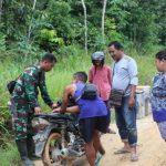 Beginilah Bentuk Kepedulian Satgas TMMD Kodim Sanggau kepada Masyarakat