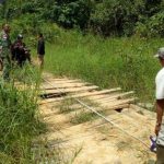 Satgas TMMD Kodim 1204/Sanggau Bersama Warga Ukur Secara Manual Jembatan yang Bakal Diperbaiki