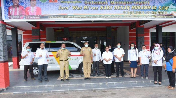 PT Antam Salurkan Bantuan Satu Unit Mobil Ambulans kepada PMI Sanggau
