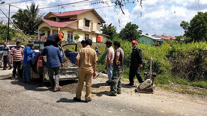 Tokoh Pemuda Sanggau Apresiasi Langkah Dinas Bina Marga SDA Sanggau Perbaiki Jalan Berlubang