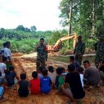 Pembukaan Akses Jalan Oleh Satgas TMMD Kodim Sanggau diharapkan Dapat Tingkatkan Perekonomian