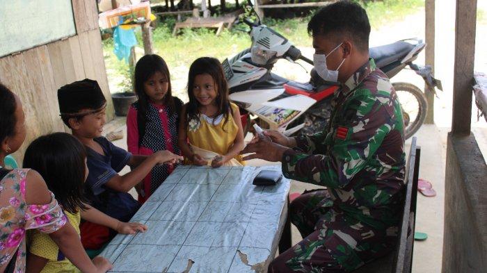 Satgas TMMD Kodim Sanggau Ajak Anak-Anak Dusun Sekura Jaga Kebersihan