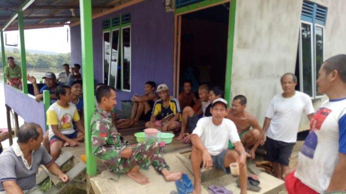 Personel Satgas TMMD Kodim 1204/Sanggau Silahturahmi Bersama Warga Dusun Jonti
