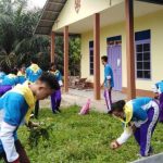 Laksanakan Tri Bakti, PMR Wira SMKN 1 Sanggau Gelar Baksos