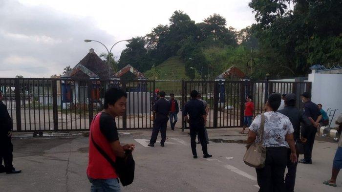 BREAKING NEWS - Pintu Perbatasan Malaysia-Indonesia di PLBN Entikong Resmi Ditutup Total