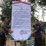 Polres Sanggau dan Polsek Jajaran Pasang Maklumat Kapolri, Dilarang Berkumpul di Tempat Keramaian